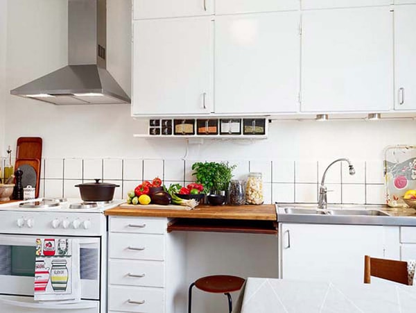 Tủ bếp trang nhã với màu sắc trắng sử dụng vật liệu dễ lau chùi
